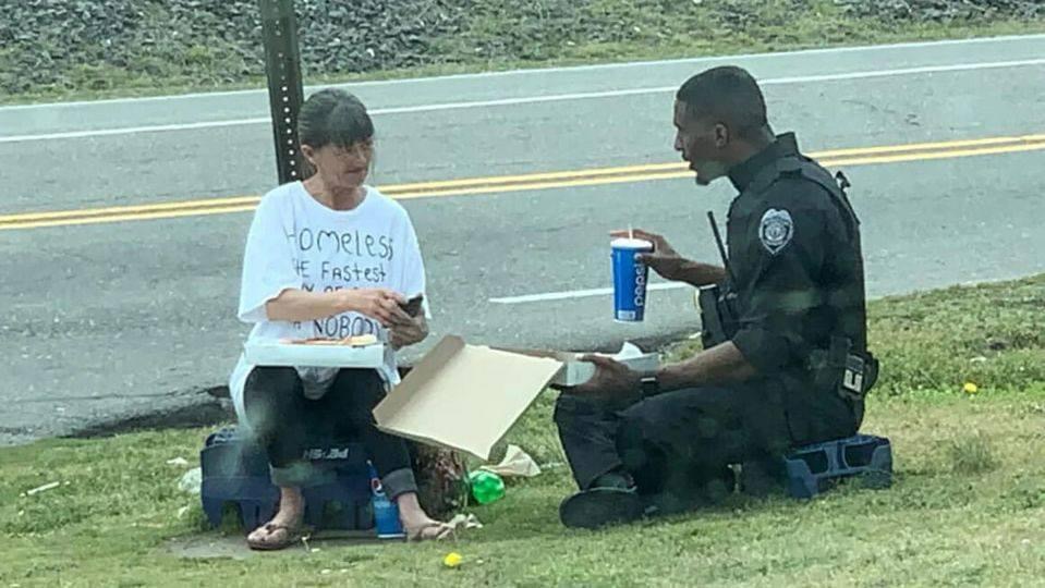 A police officer spent his lunch break sharing pizza with a homeless woman and it was captured in a heartwarming photo