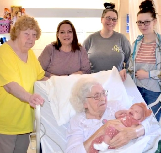 98-year-old Kentucky woman with over 230 great-great-grandchildren meets her great-great-great-grandchild for the first time in amazing photo with 6 generations in it