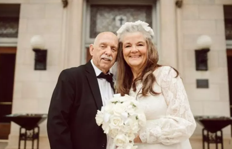 After 50 years of marriage, this adorable couple posed for 12 wedding photos, declaring that “love in their life never evaporated.”