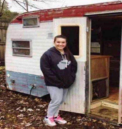 14-Year-Old Girl Spend 200$ To Buy An Old Caravan, But Wait Till You See What She Made Of It