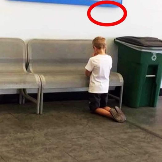 Mom discovers son kneeling in prayer in Walmart