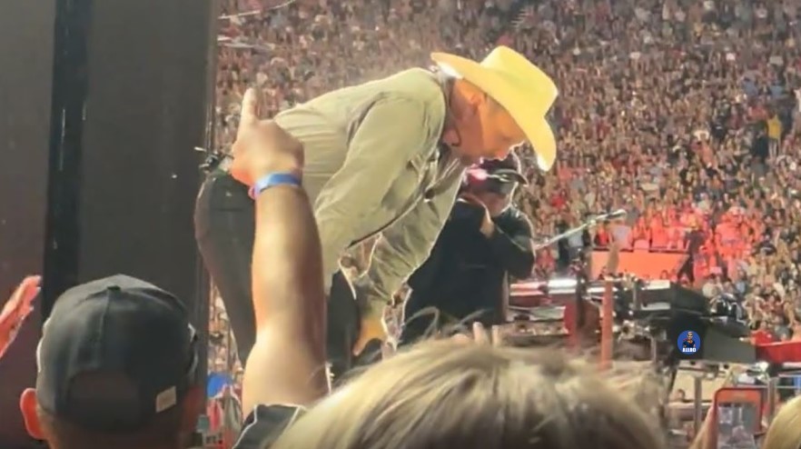 Garth Brooks Breaks Down Onstage in Oklahoma: “They Wouldn’t Stop Booing”
