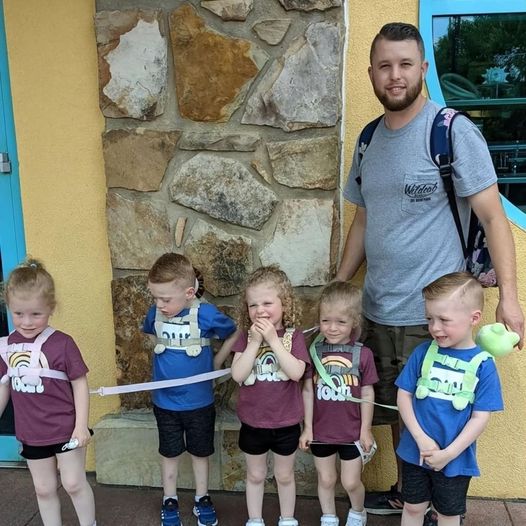 Father Faces Backlash for Using Leashes on His Quintuplets – Is It Justified?