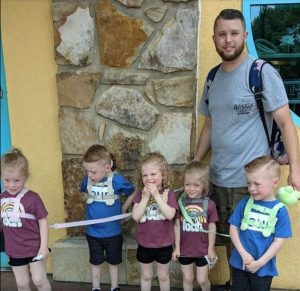 Dad gets massively shamed for putting leashes on his 5-year-old quintuplets