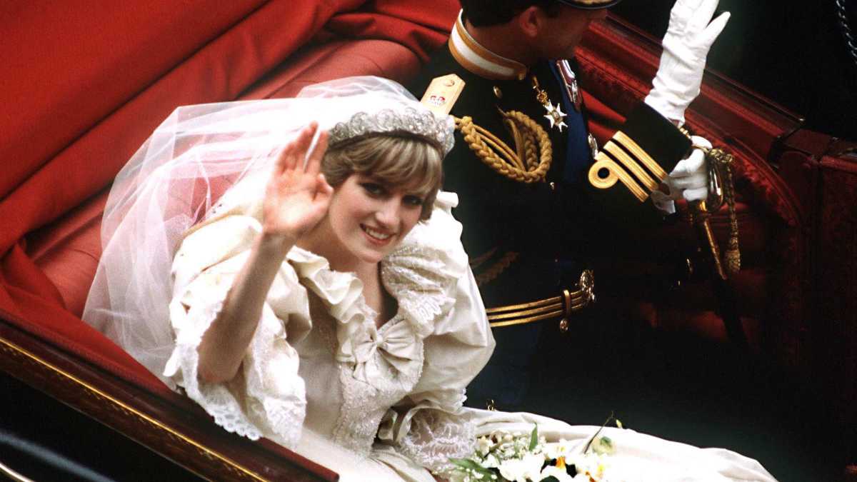 A Photo Of Princess Diana’s Backup Wedding Dress Is Released And It’s Very Different